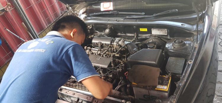 Penggantian kondensor AC mobil Hyundai Verna Penggantian kondensor AC mobil Hyundai Verna